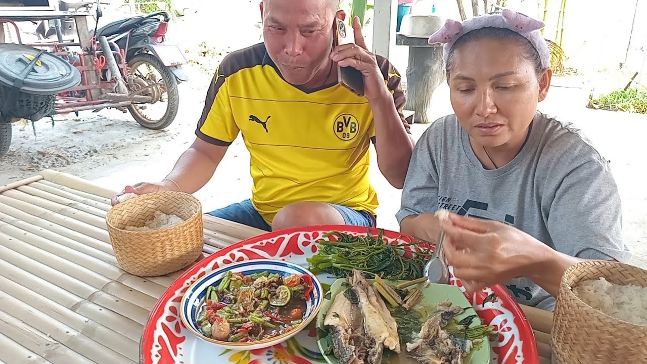 เพื่อนโทรมาถามข่าว กินข้าวนึ่งปลาตำถั่วแซ่บๆจ้า