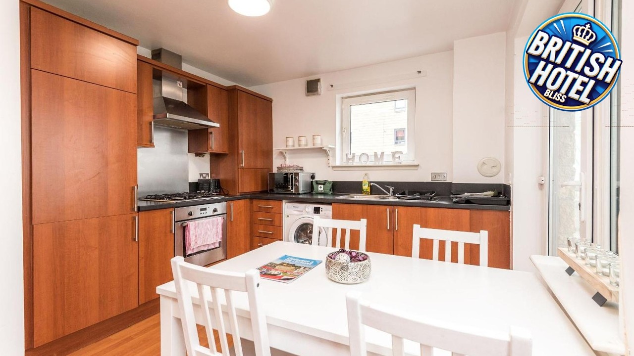 Modern Spacious 3 Bedroom City Centre Apartment - Free Parking - Private Balcony | United Kingdom 🛏️