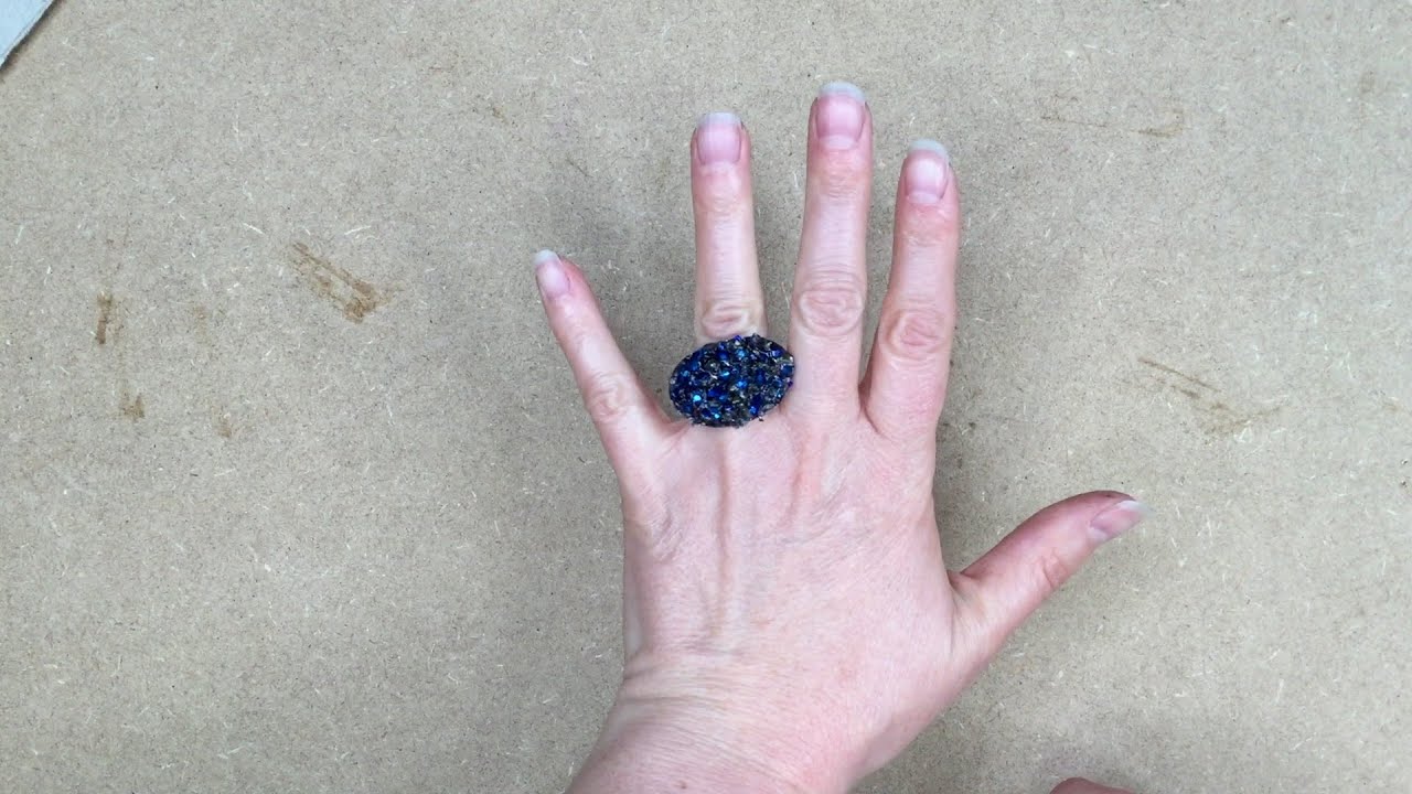 Schneller Ring aus Harz, Glas und einer alten Blechdose. #schmuck #diy #diyschmuck #schmuckkurs