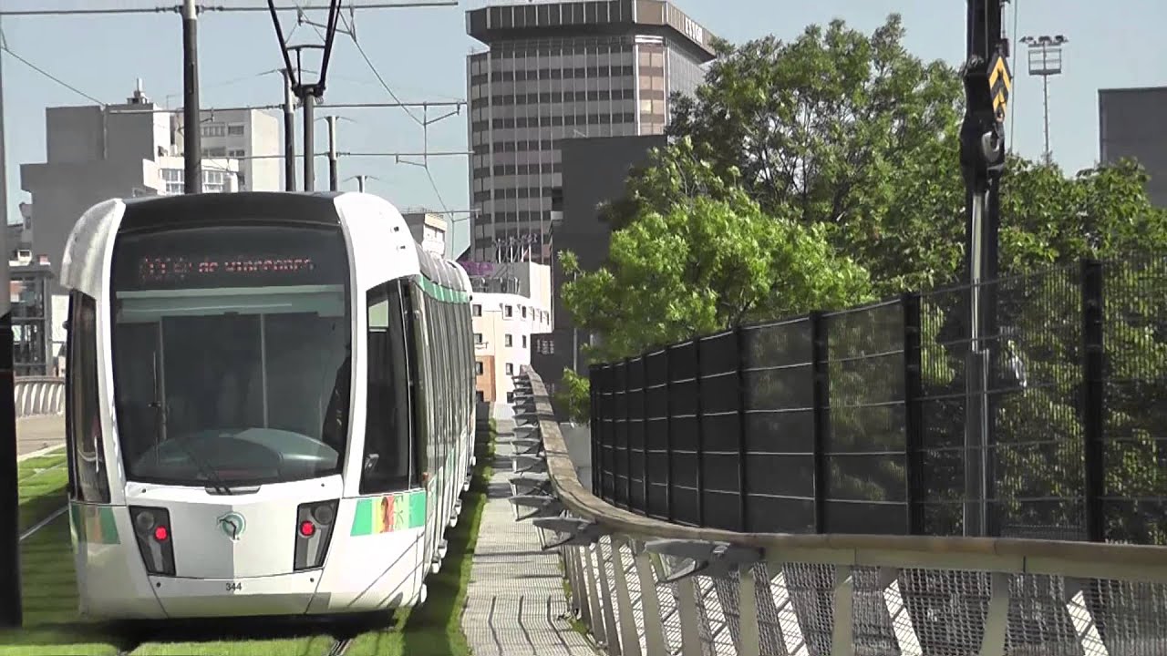 Tramway T3b de Paris sur le Pont du canal de l'Ourcq