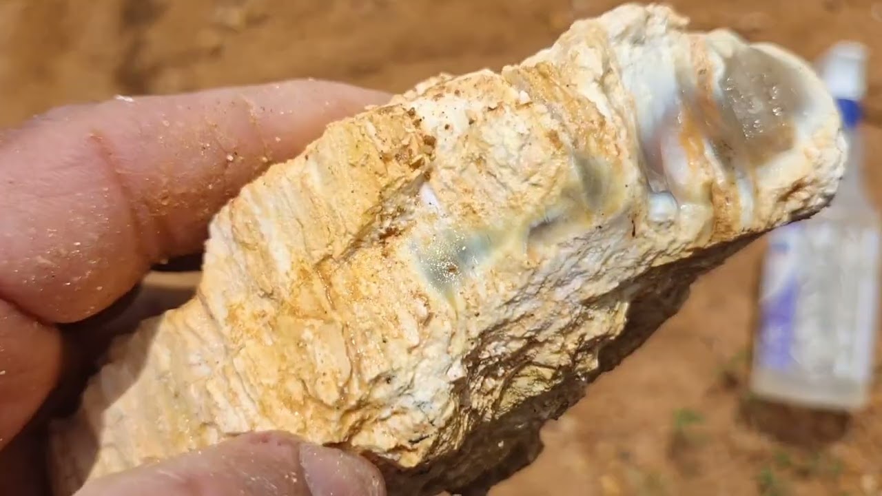 Você pode encontrar a pedra opala no Caulin!