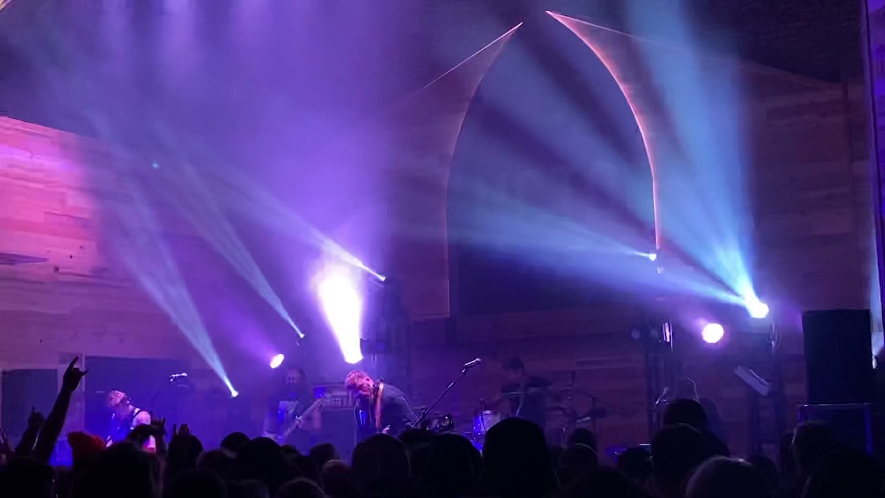 Serotonina - Highly Suspect (girl gets throw out by singer)