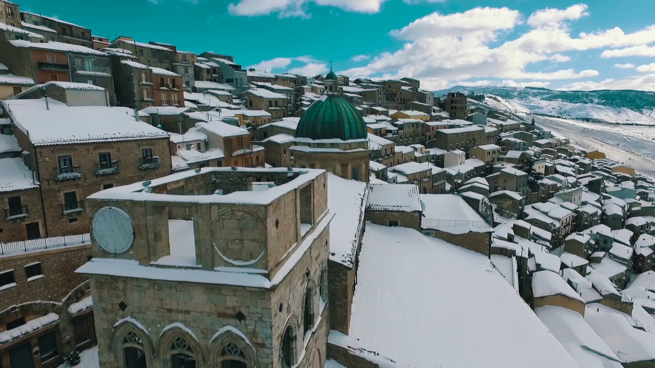 Gangi innevata ripresa da un drone