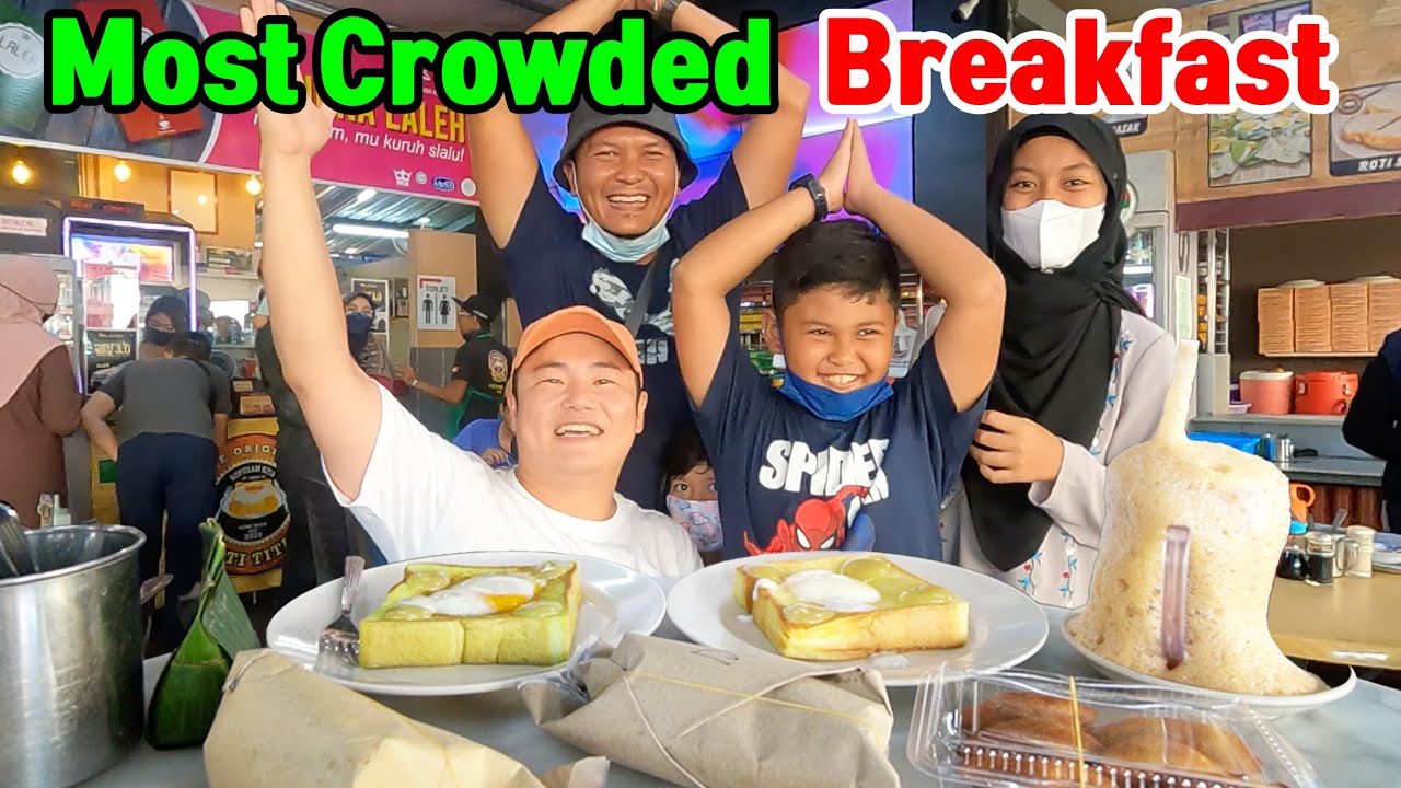 Trying Nasi Dagang, Kerabu and Roti Titab! All Famous Malaysian Foods are here in Kelantan