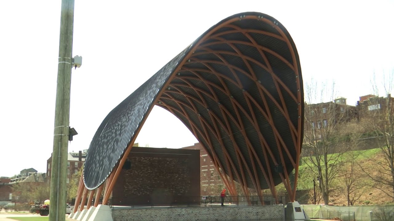 Строительство амфитеатра в парке на набережной реки в Линчберге почти завершено.