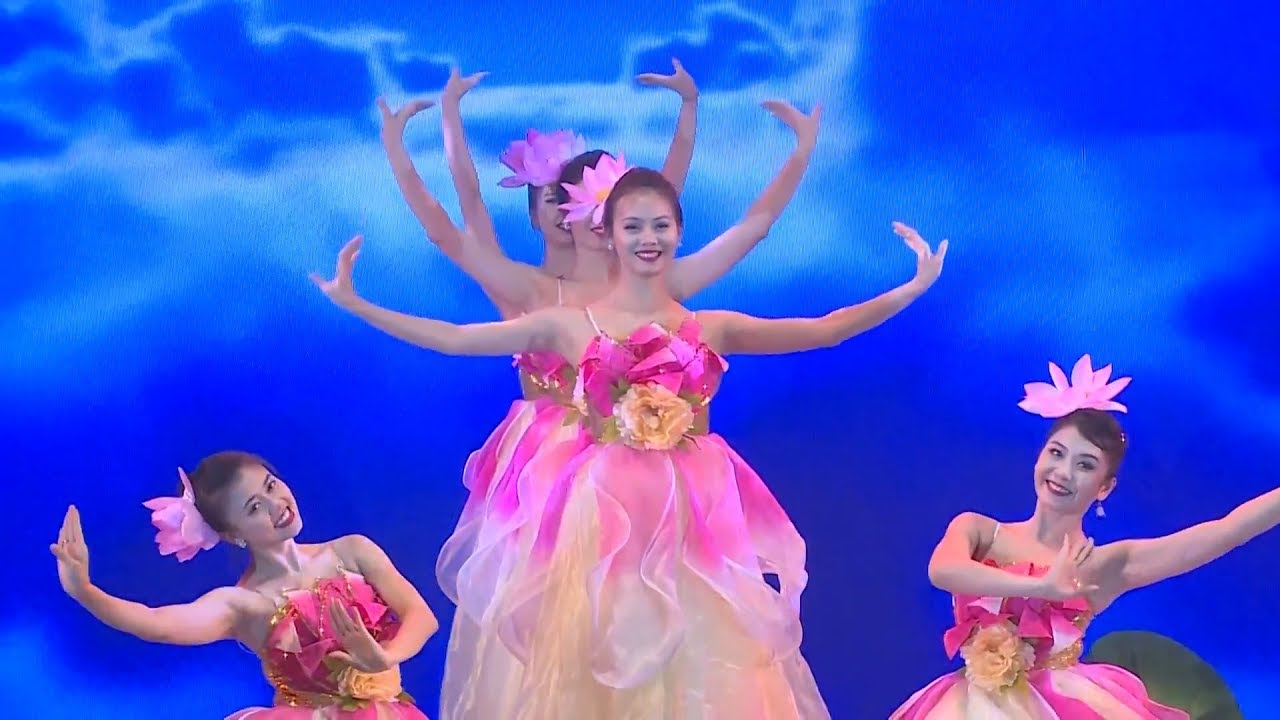Múa hoa sen tuyệt đẹp từ những cô gái Việt Nam -  Beautiful lotus dance from pretty Vietnamese girls