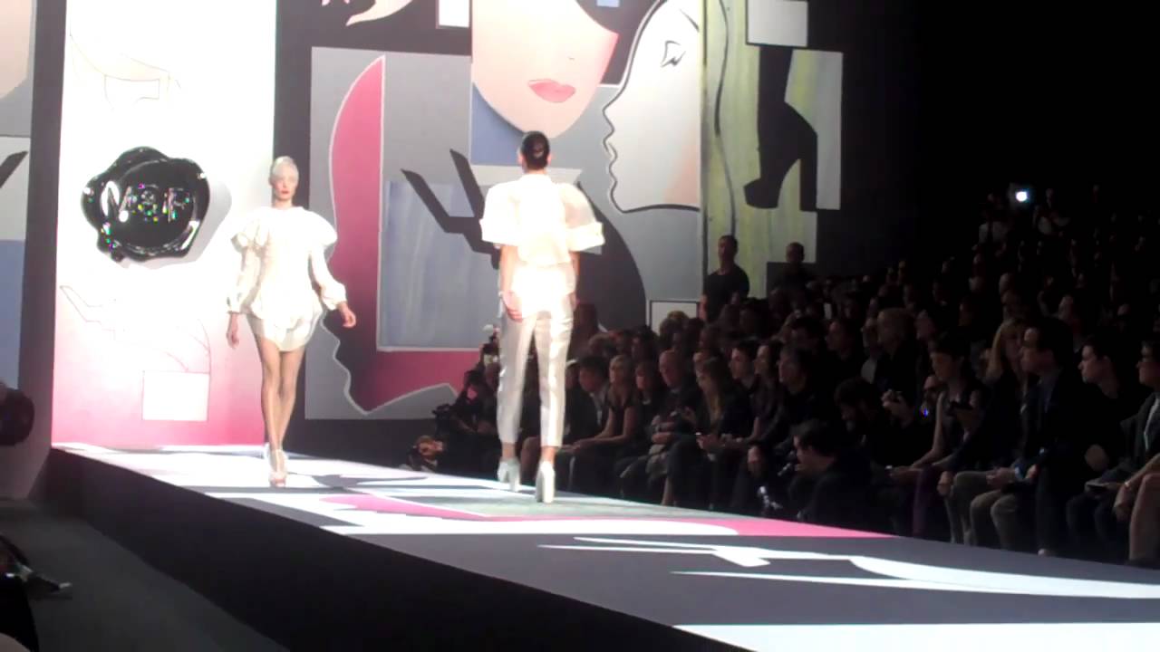 Fashion Broadcasting @ Viktor & Rolf SS 2010/11 Paris.