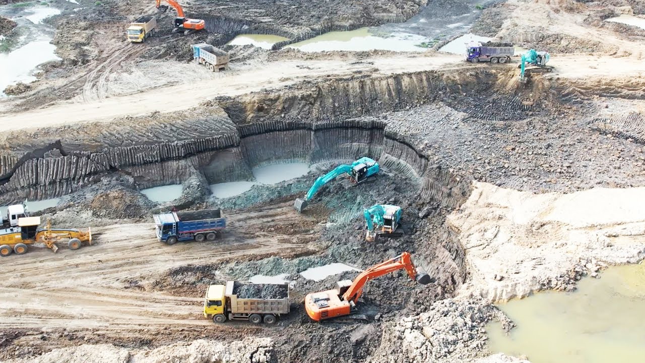Soil Loading Large Amount Truck Super Powered Loading Capacity Large Bucket Excavator Digging