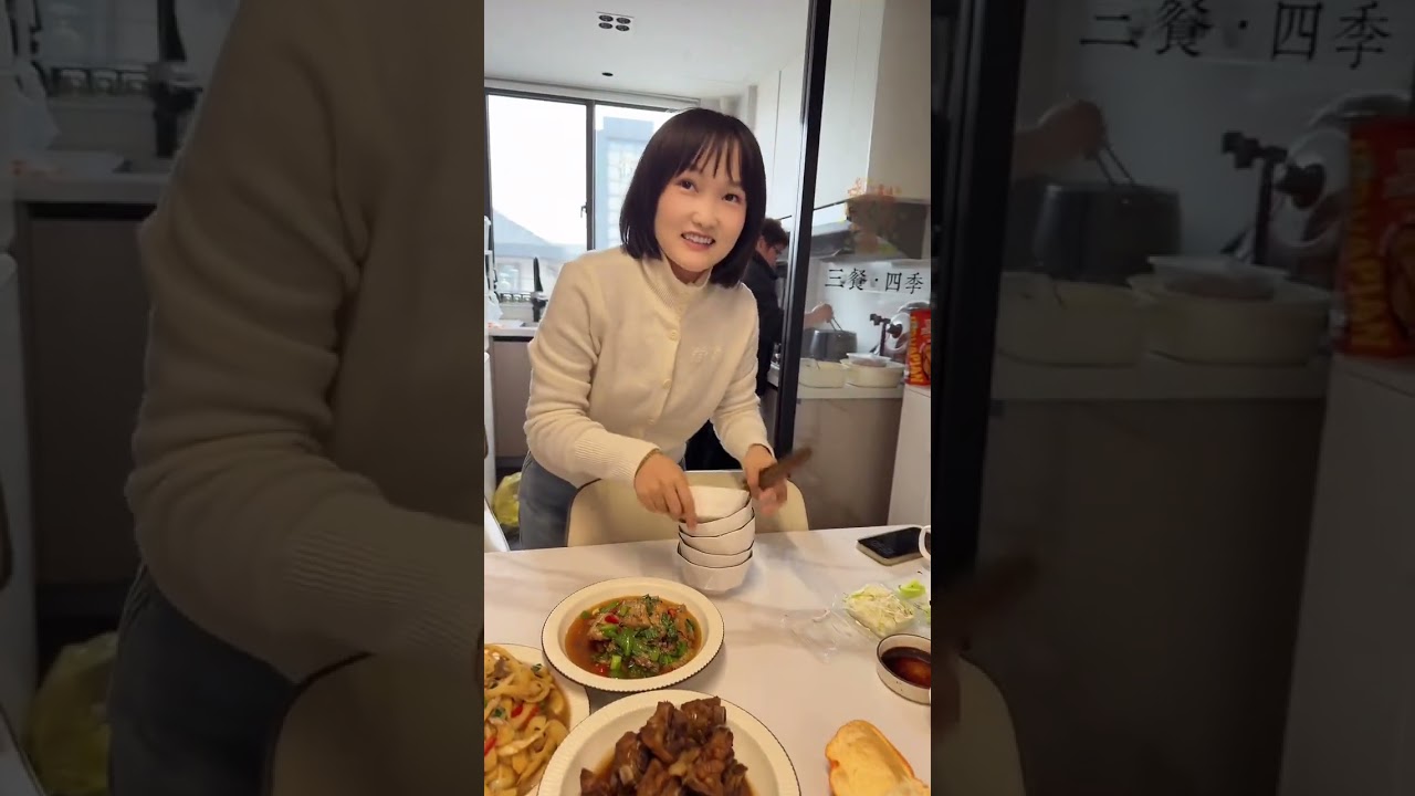 公婆一大早就來我們小家了，婆婆惦記著還有玻璃沒擦完～老爸也來我家吃飯了，大家都說西紅柿牛腩湯真不錯！#記錄真實生活 #婆媳
