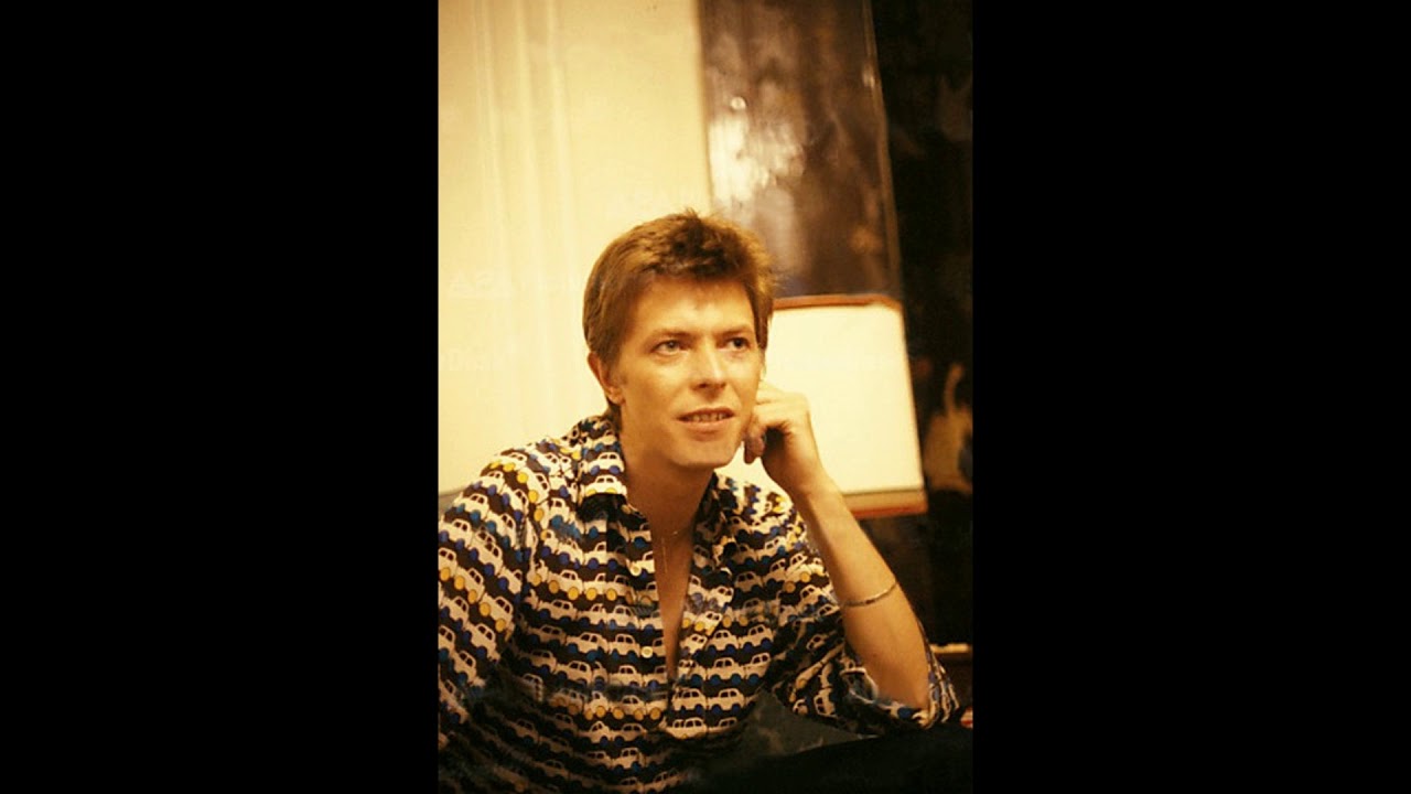 Stevie Riks as David Bowie  -  Sons Of The Silent Age