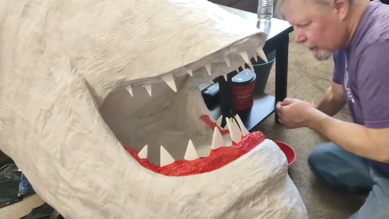 MAKING A LIFE-SIZE PAPER AND CLOTH MACHE GREAT WHITE SHARK HEAD(JAWS)