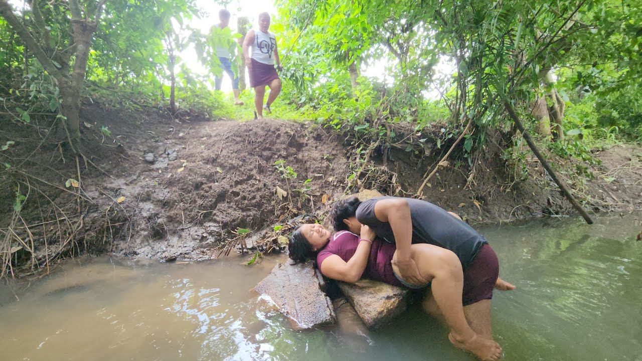 Encontró A Su Hij4 En El Río Haci3ndo ChipI@ck Con El Novio En Los Lavaderos