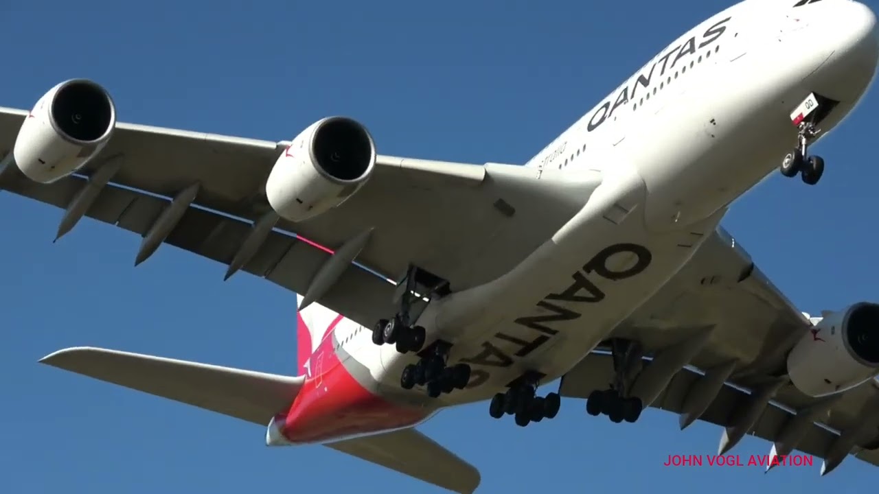 QANTAS 🦘 A380 SUPER OVERHEAD LANDING AND TAKE OFF RWY34 MELBOURNE YMML AT KILO