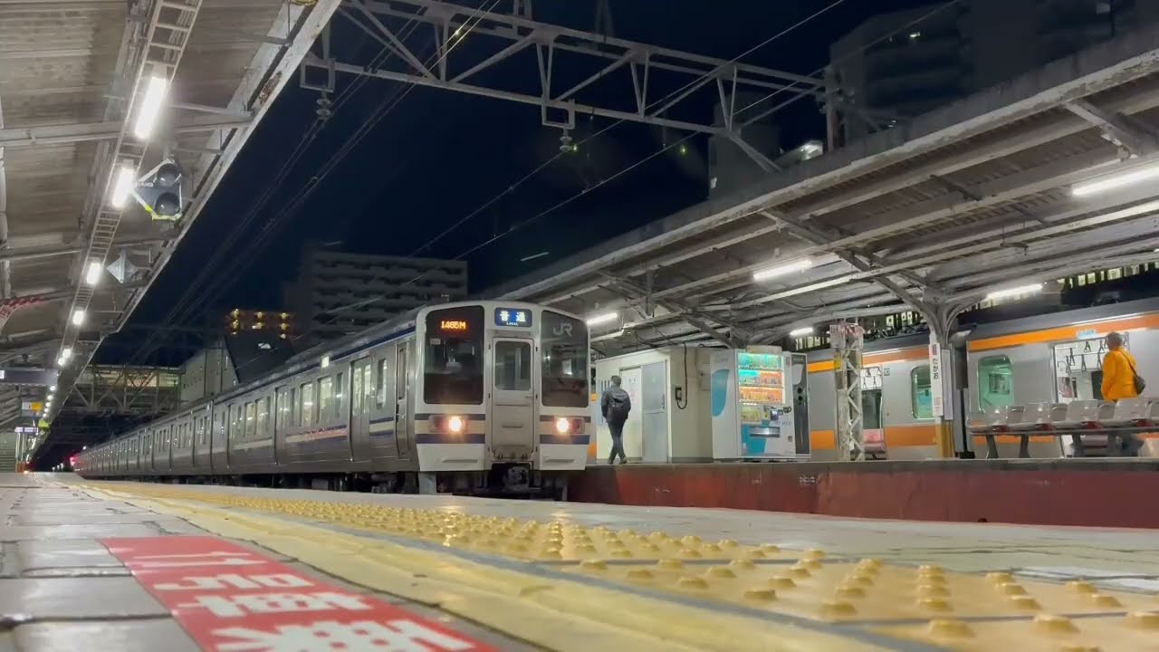 【211系遂にスカ色になる】中央本線211系ナノN608編成が普通甲府行きとして夜の高尾駅3番線を！発車！