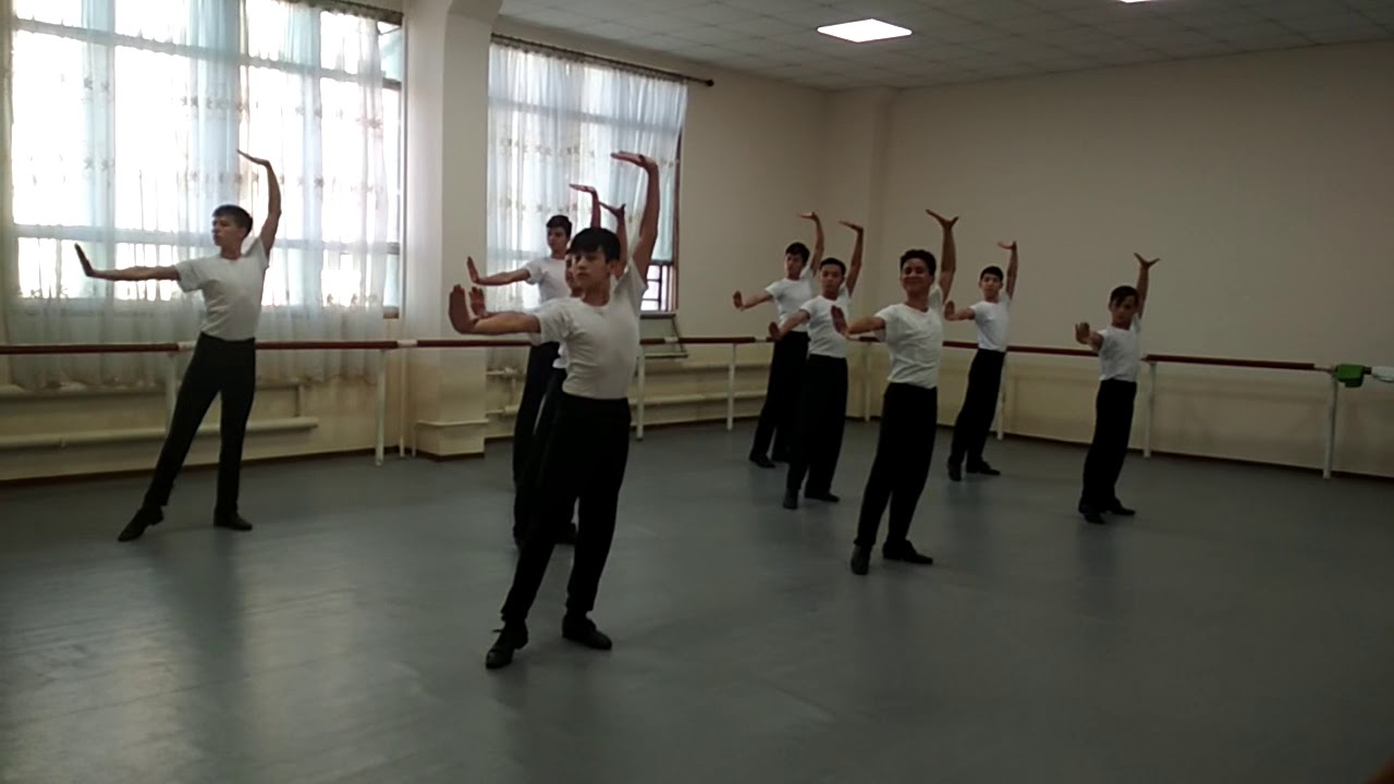 Урок узбекского танца в мужском классе.