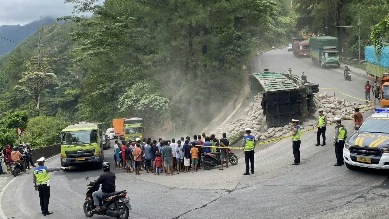 Kabar Duka‼️ Ramadhan Penuh Luka di Sitinjau Lauik, Musibah Tak Terduga Akibat Sopir Truk Mengantuk