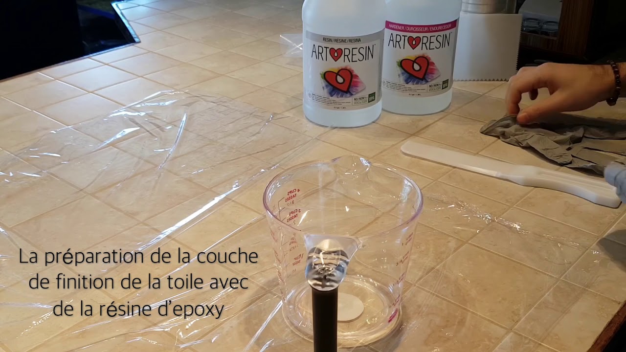 Application de la résine d’epoxy sur toile