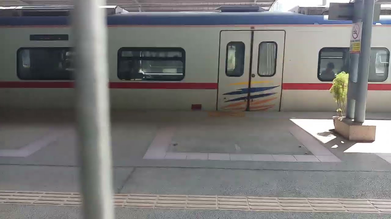 KTM Komuter Class 92 EMU [SCS 11] Arriving and Departing Sungai Buloh