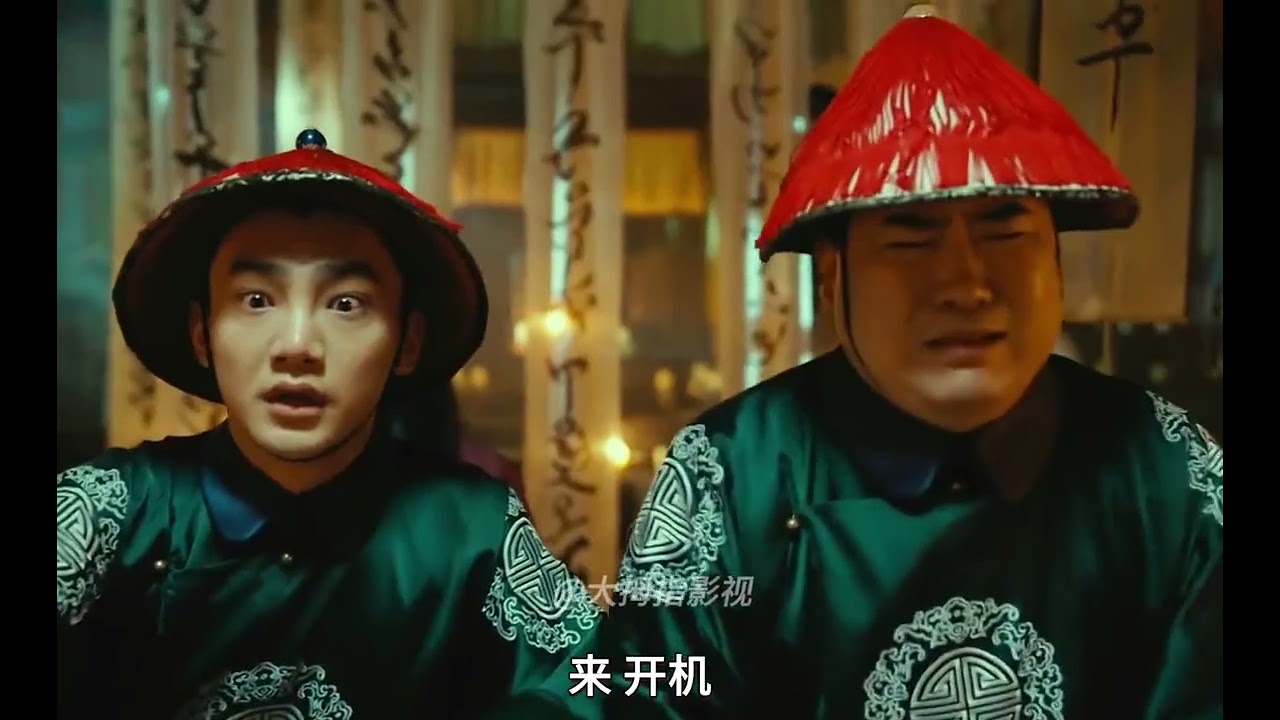 女演员吊威亚出了意外，众人送她到医院，可她却诡异般出现在片场