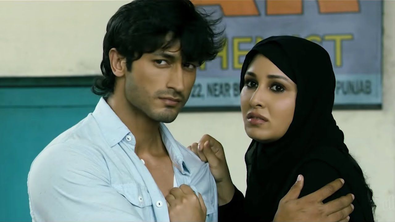 नेता है तू .. फिर इस भारतीय कमांडो के हाथो ज़रूर पिटेगा - Vidyut Jammwal Action Commando Scene