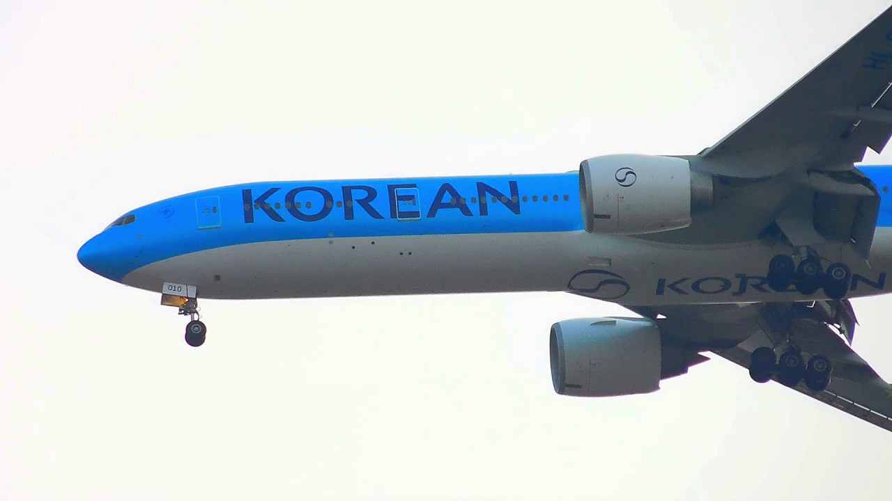 Korean Air Boeing 777 sunset approach to Heathrow