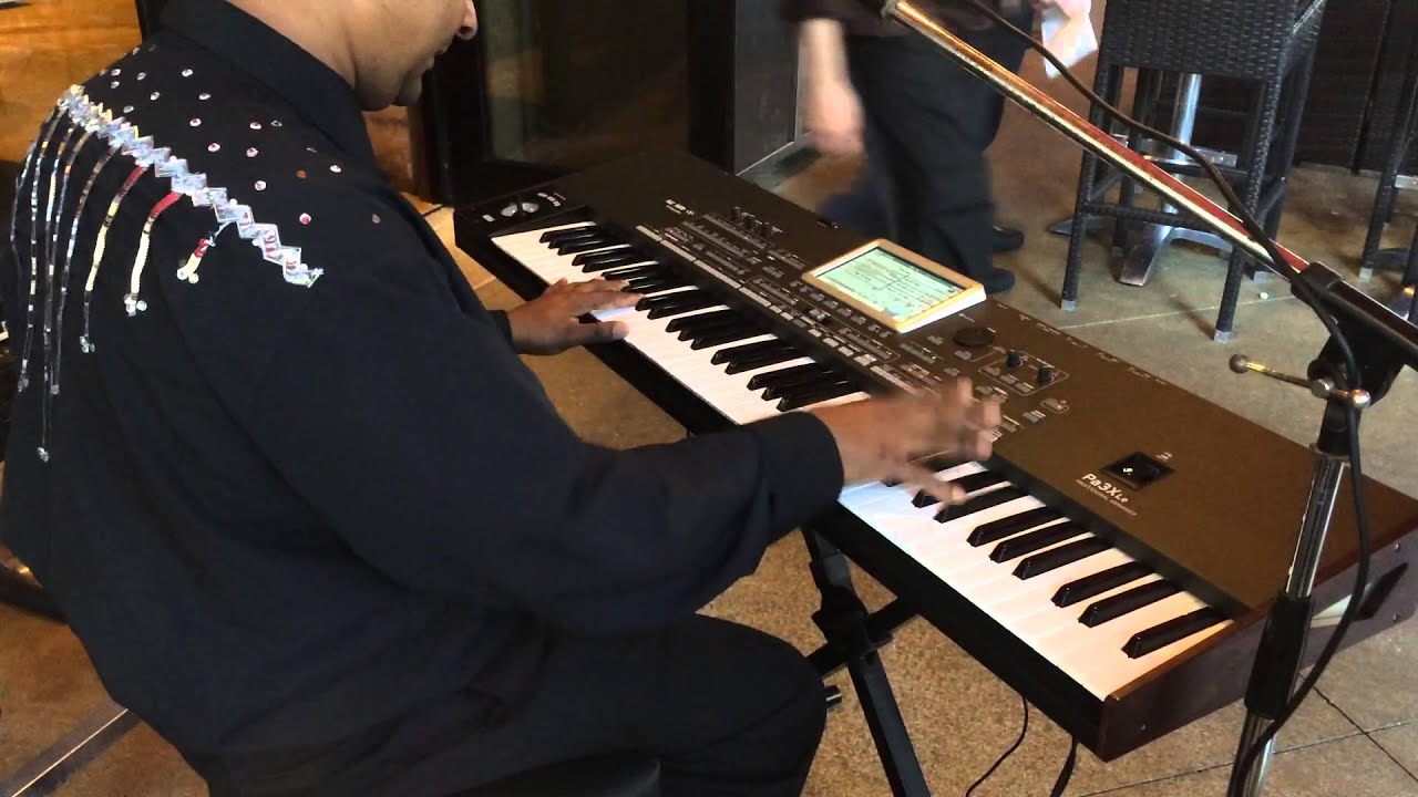 Kris Nicholson plays Mustang Sally on his new KORG PA3XLe