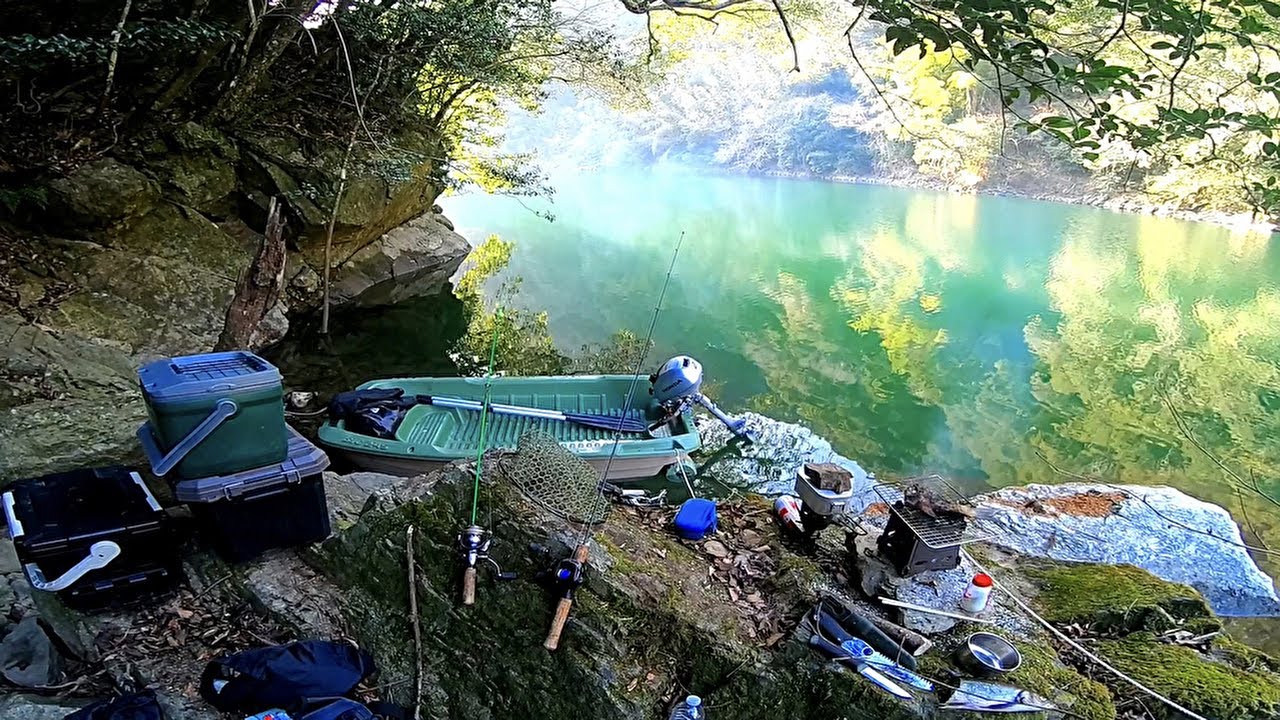 小舟を持って真冬の山と海で釣りとソロキャンプしたよ！