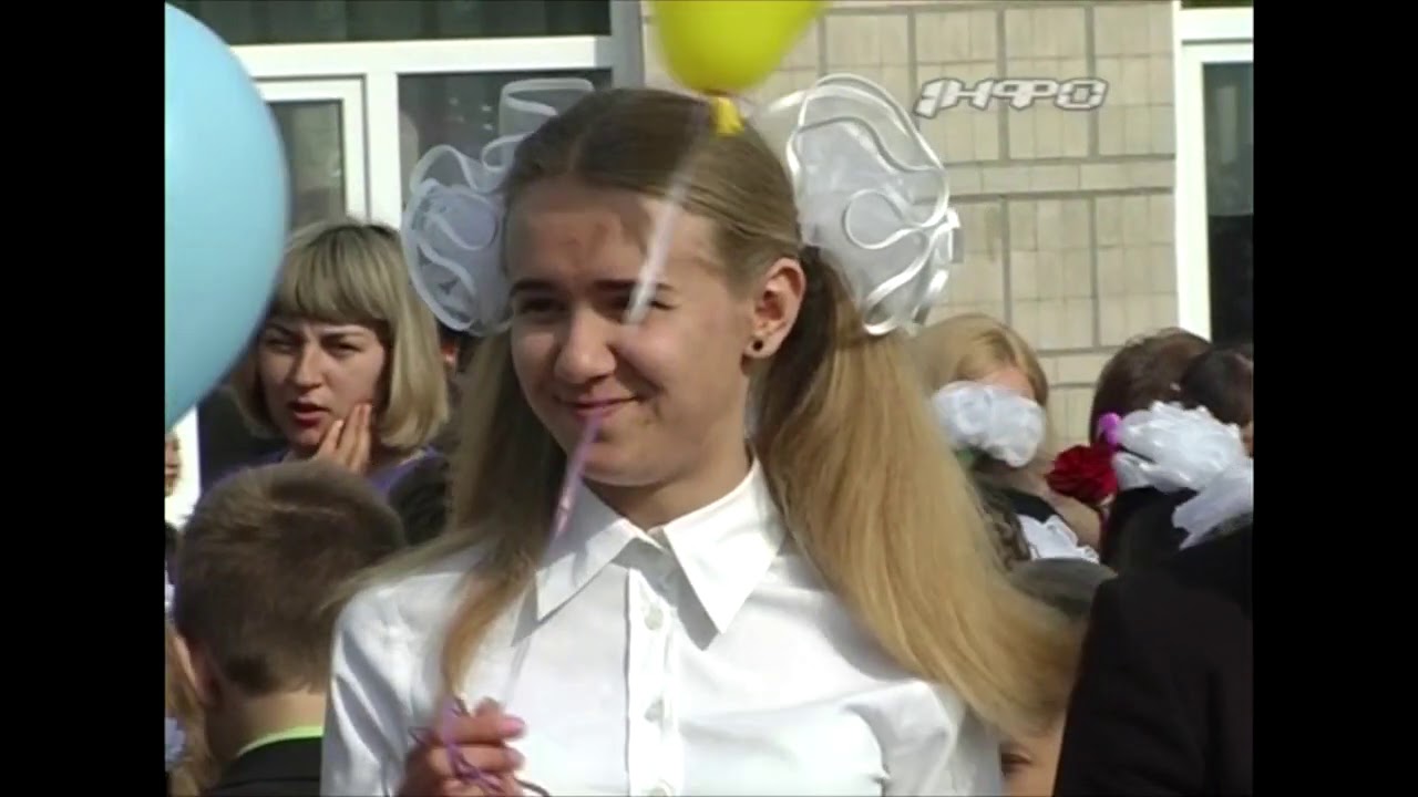 28. 05. 2016.  Прапор школи від старшокласників - першокласникам