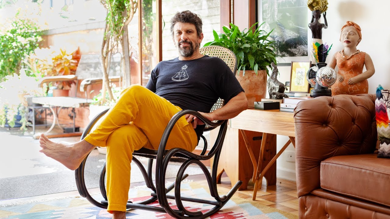 Tour pela casa repleta de arte de Milhem Cortaz | CASA VOGUE