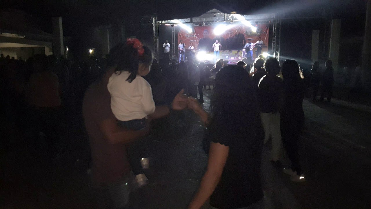 Niña enamorada con mitades del amor