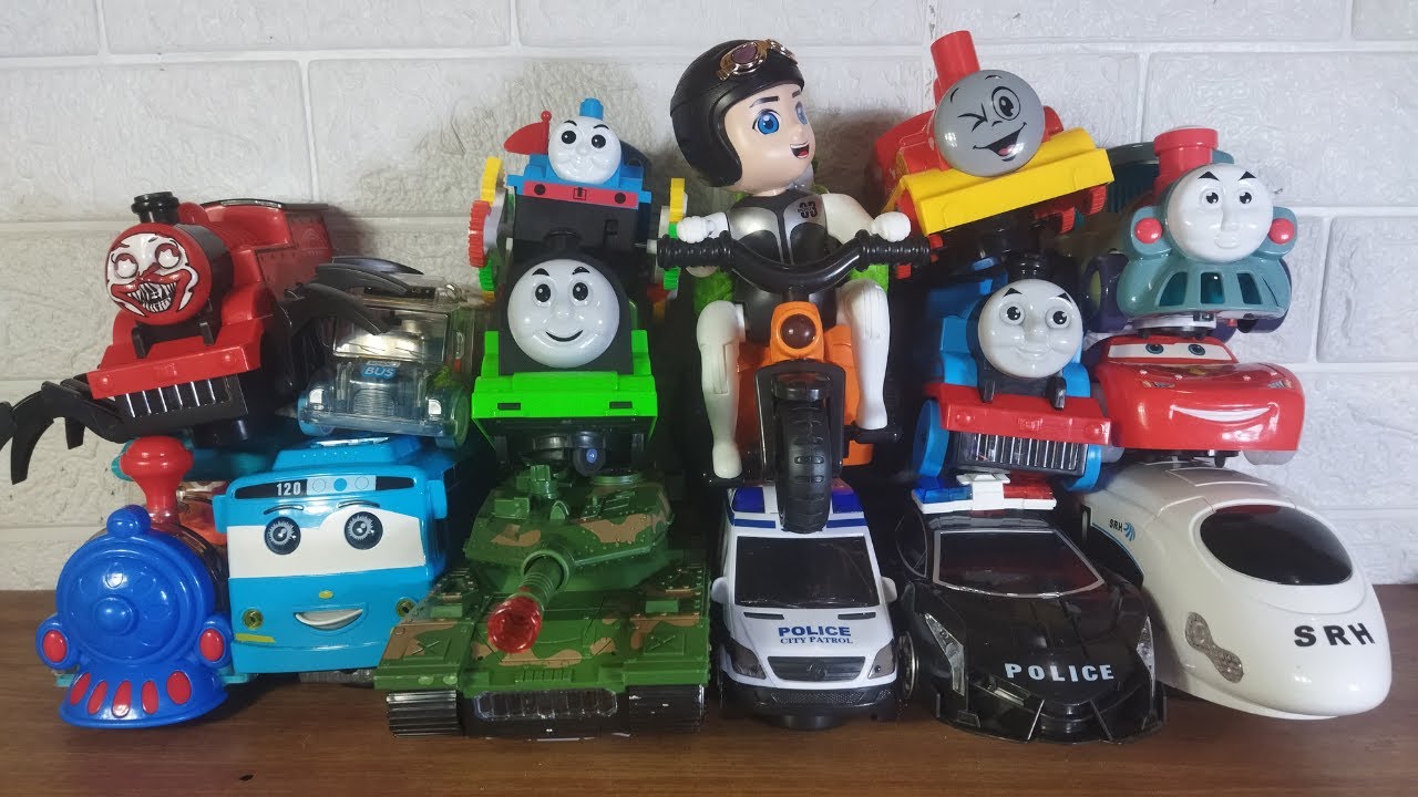 Colección de juguetes coloridos: trenes, autos y lindas amigas.