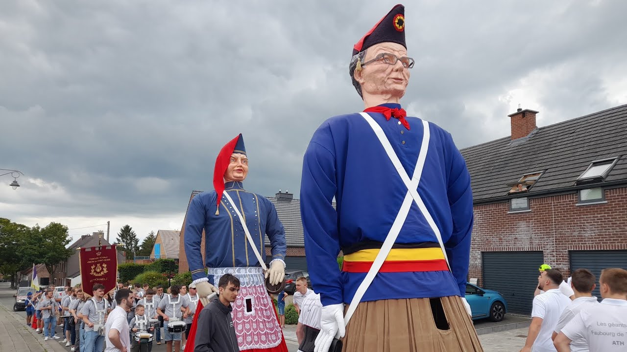 Ducasse du Canon 2024 : Sortie du Cannonier et la Cantinière dans le faubourg de Tournai