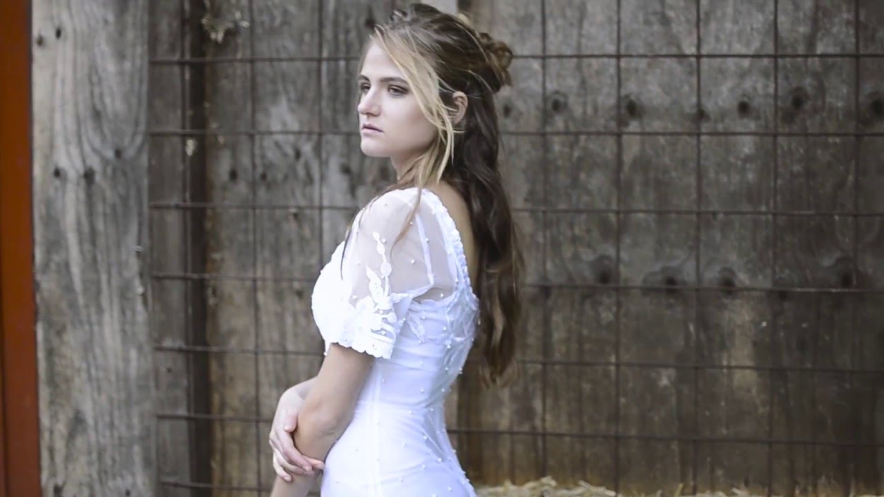 Behind the scenes video, Roman Chic by Denice Lindeman