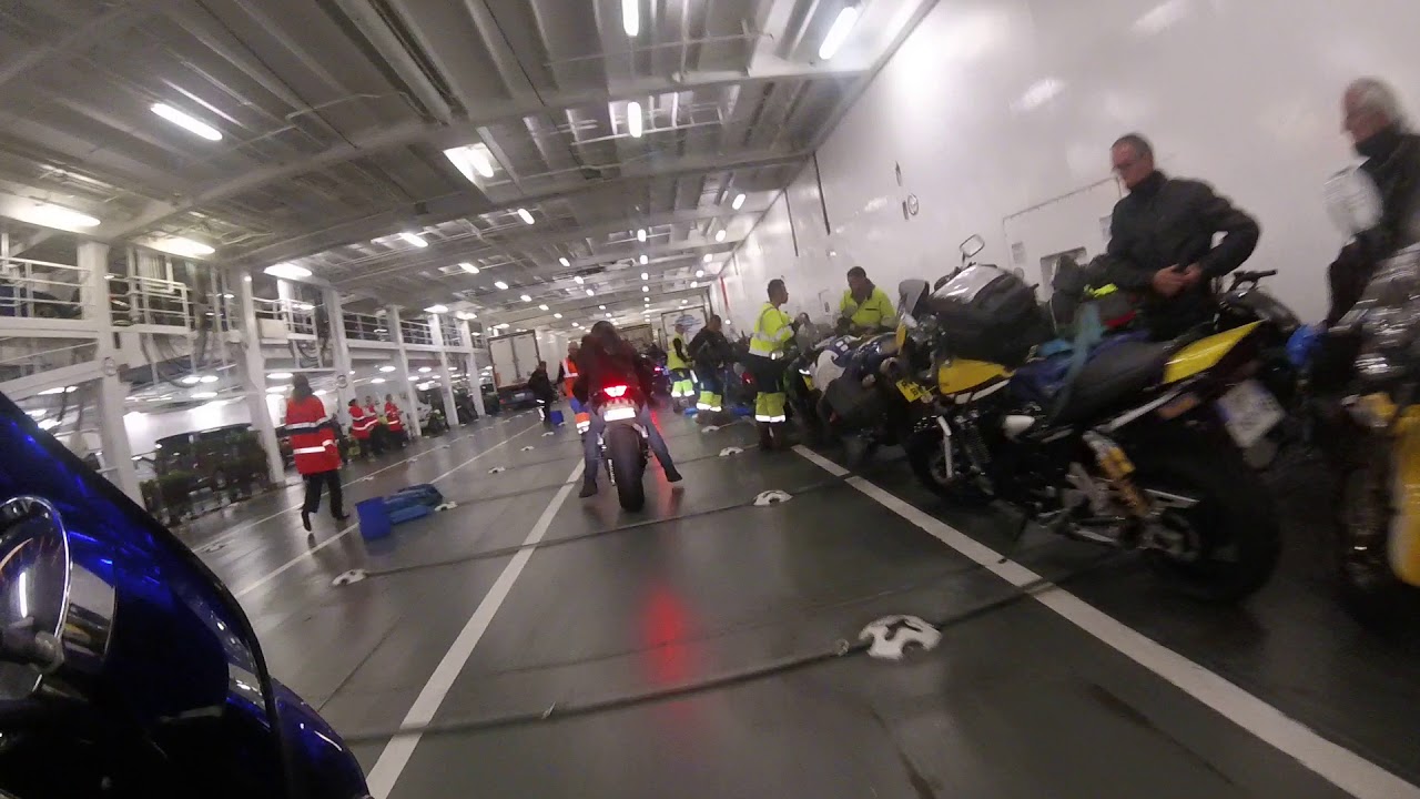 embarquement ferry cam dans la main droite