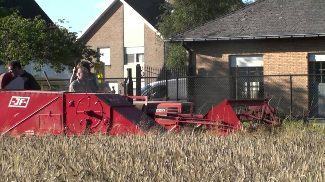 boer Dirk in actie met zijn oldtimer pikdorser JF - MS 5 - bouwjaar 1962