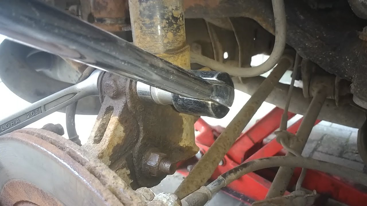 The X-Trail Files # 36  'How to remove rear suspension struts'