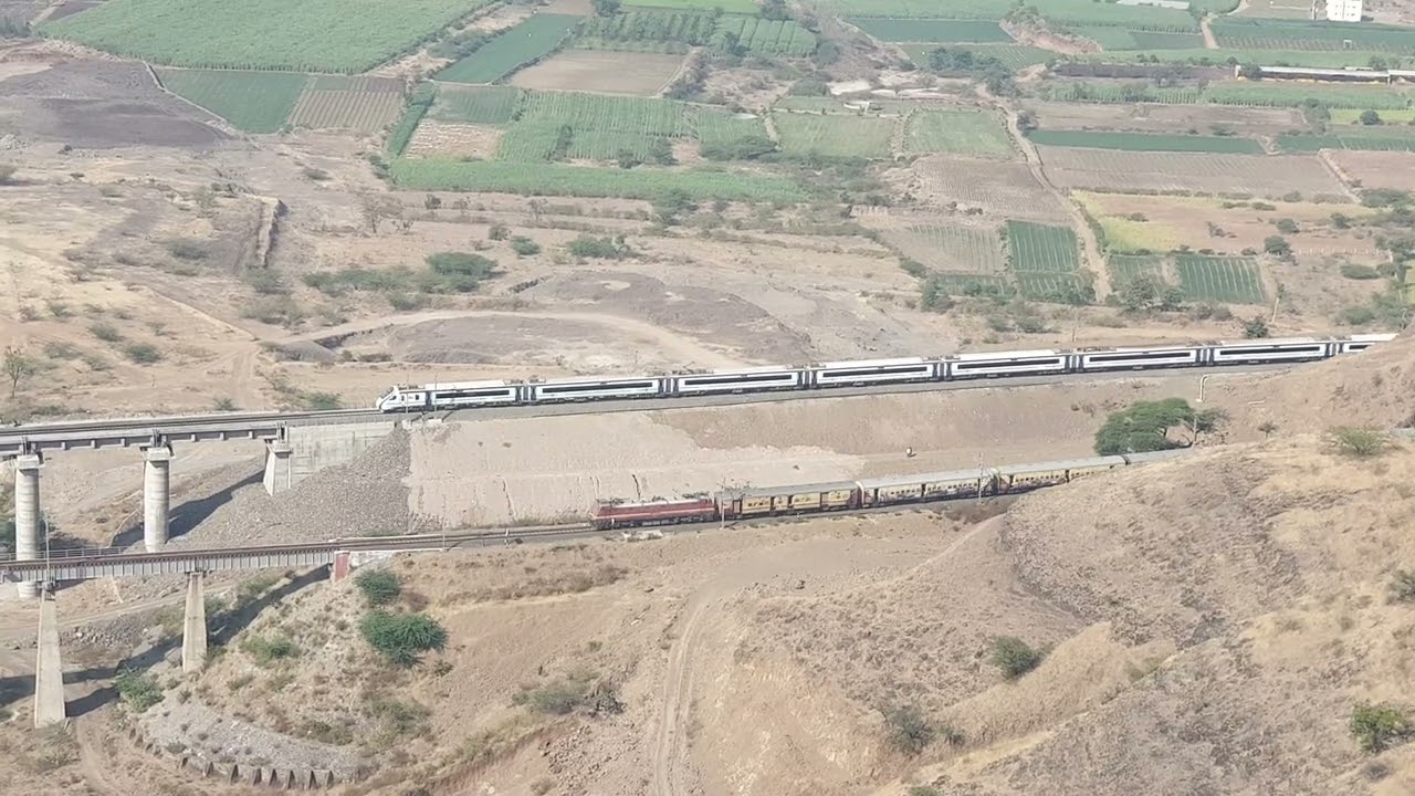 Pune -Kolhapur Vande Bharat Express &  Koyna Express Perfect Crossing The Shindawane Ghat 