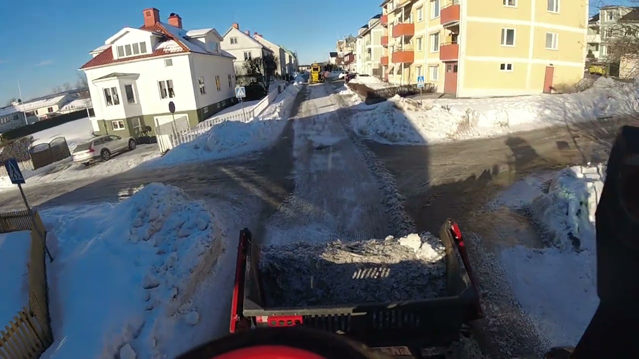 Huddig 1370 städar efter veekmas hyvel
