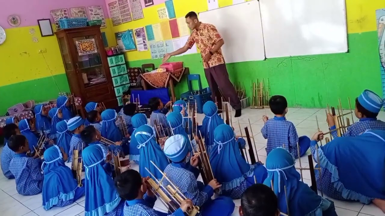 Ekstra Angklung di TK Islam Al-Huda Krikilan Masaran