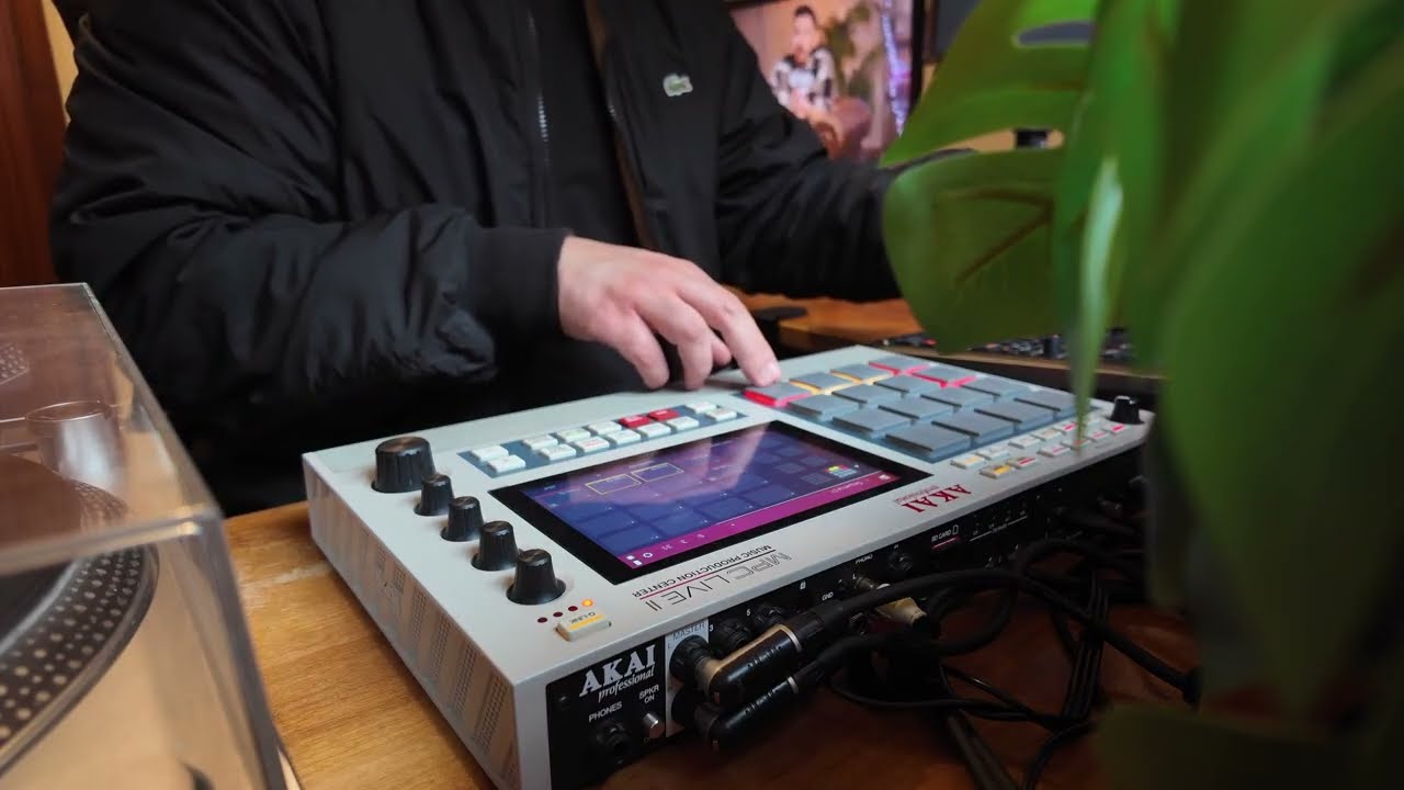 Who loves Naomi Scott? - Akai Atari (Live Session)