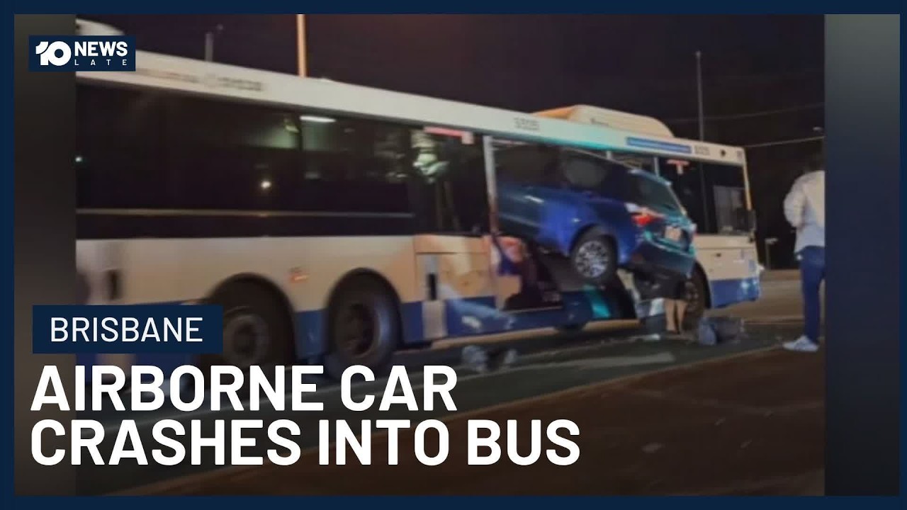 Автомобиль взлетел в воздух и протаранил автобус в жуткой аварии | 10&rsquo;s Late News