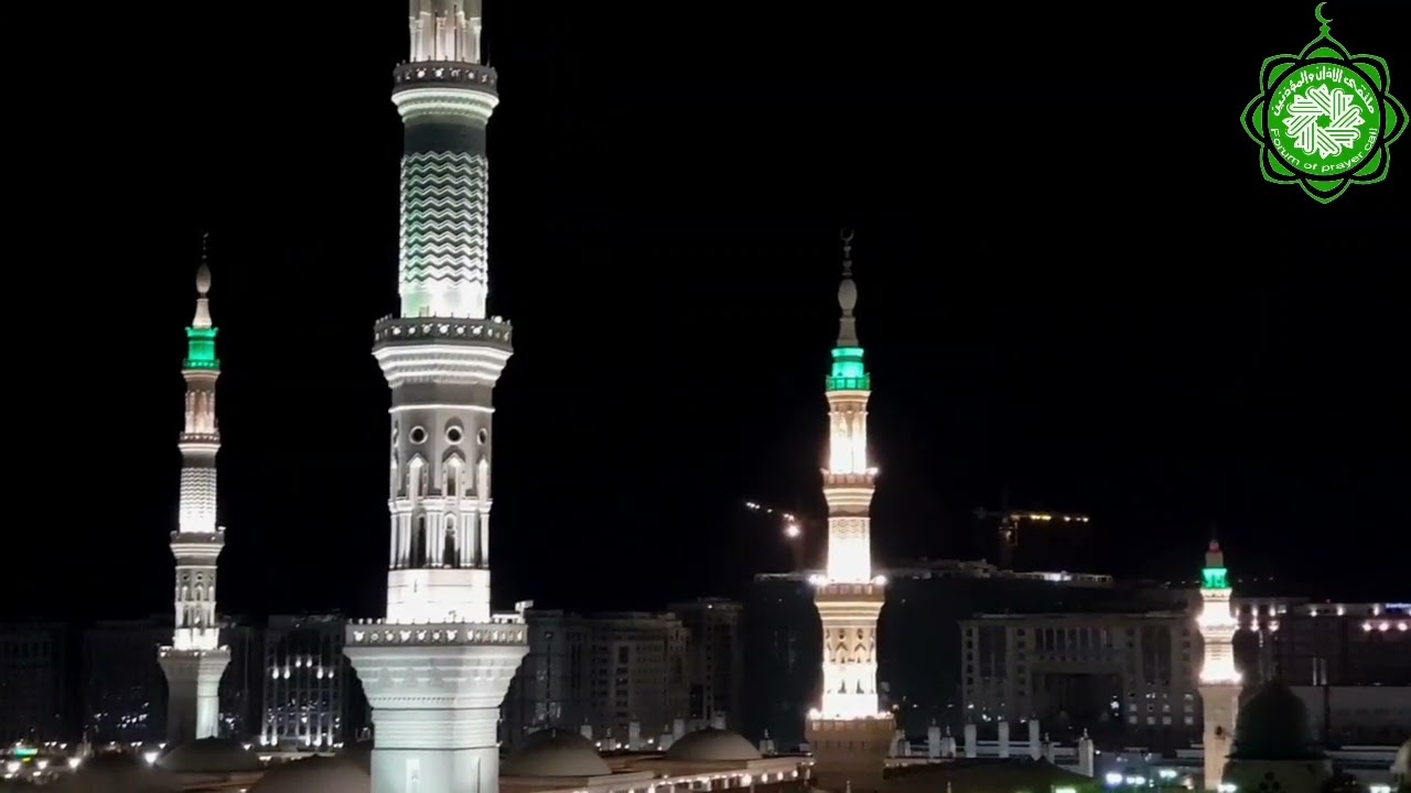 من جوار المسجد النبوي يرفع المؤذن عادل كاتب أذان عشاء يوم الثلاثاء الرابع من شهر رمضان 1443هــ