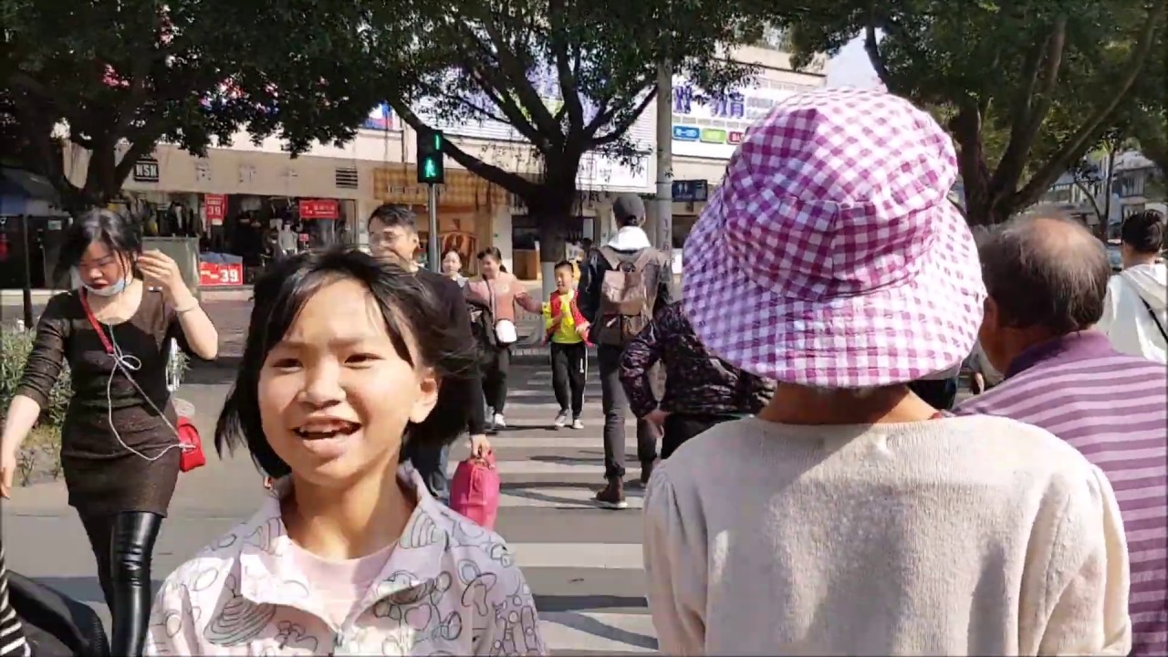 Zhaoqing City 肇庆市 - Walking Tianming North Road