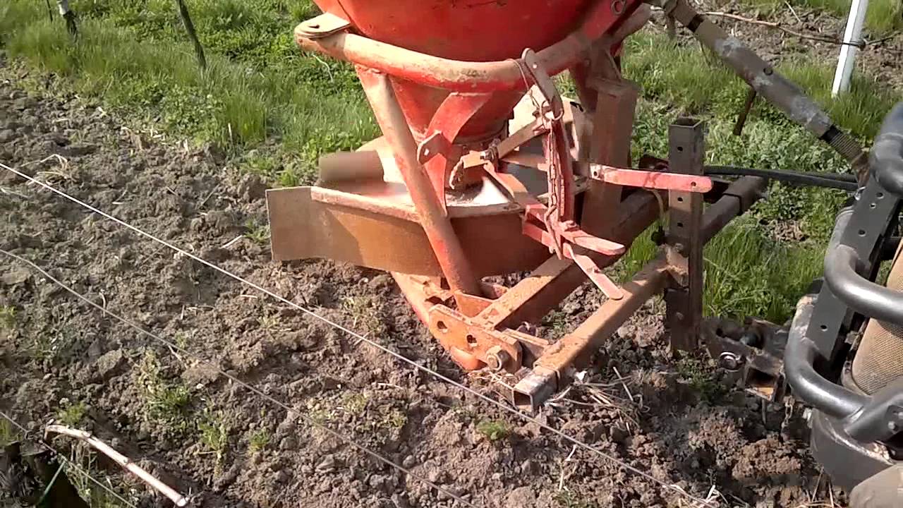 P&aacute;sov&yacute; traktor-kultivace a aplikace v&yacute;živy