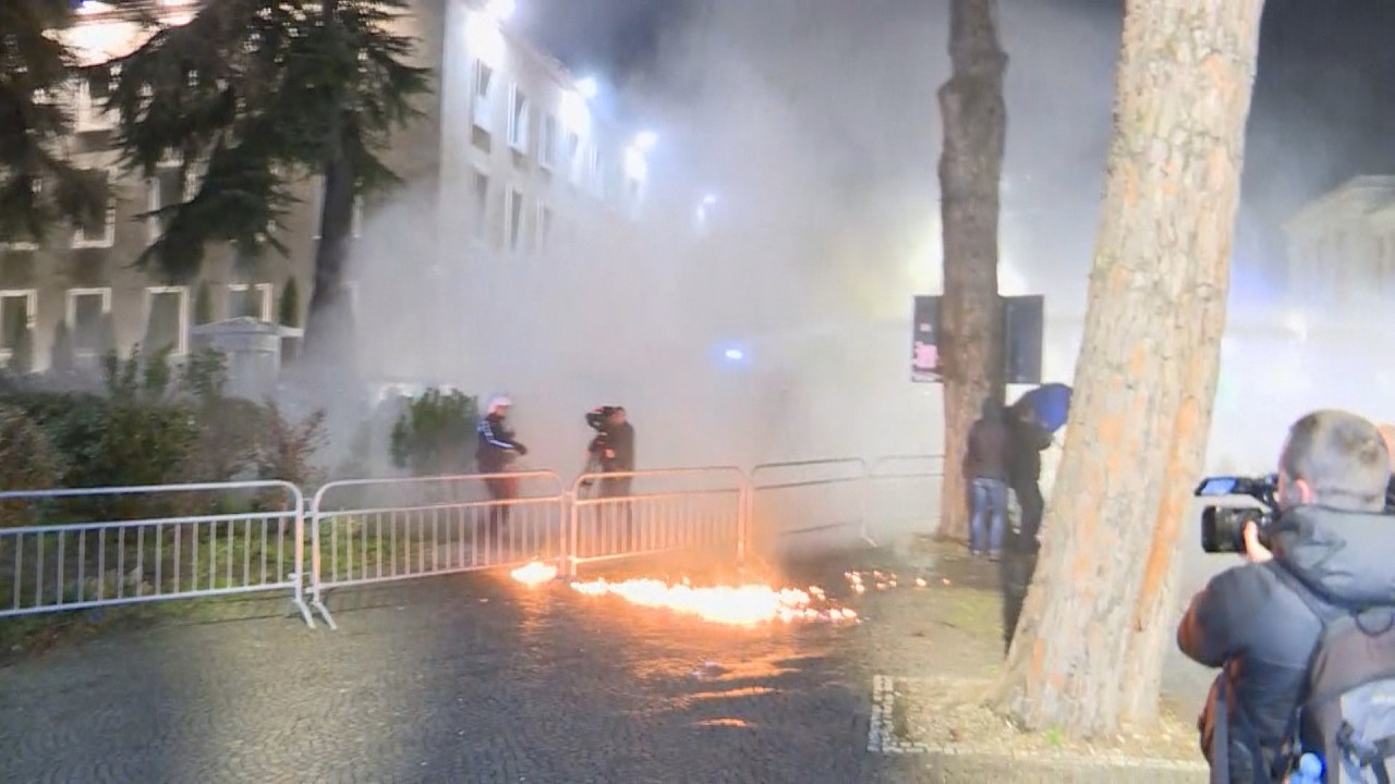 “I them McAllister, me lule i ke protestat në Europë?!” Propagandë për PD me Molotov