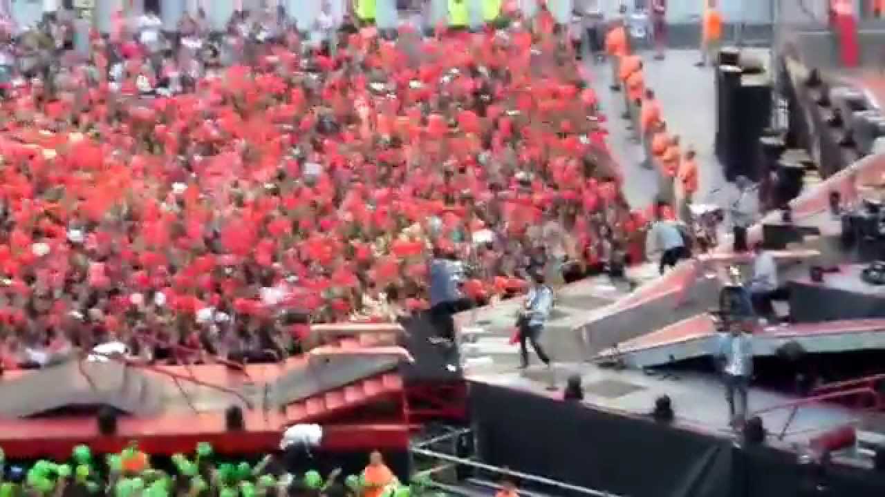 Fans singing Torn with D.A.M.A @ WWAT in Porto, Portugal - 13072014