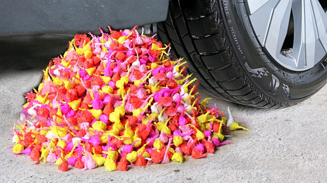Esmagando Coisas Crocantes e Macias de Carro! Experi&ecirc;ncia: Carro vs Coca Cola, Fanta, Bal&otilde;es