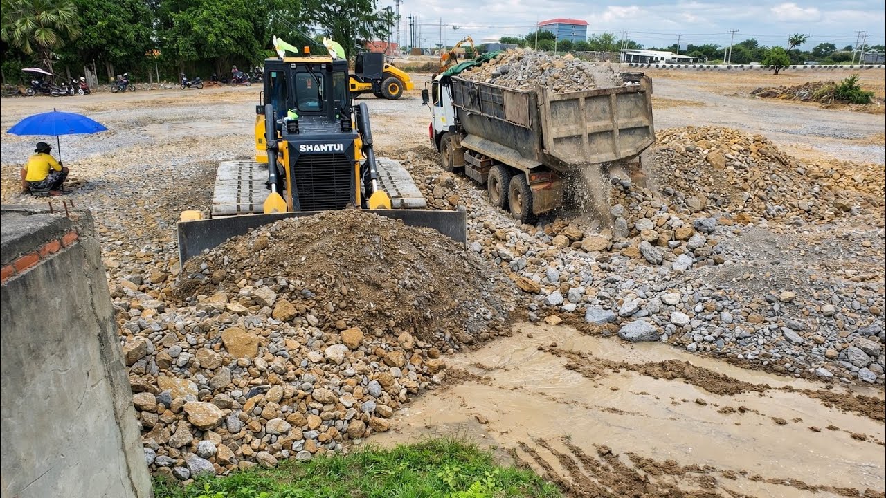 Amazing Landfill SHANTUI Bulldozer pushing soil filled land with heavy dump trucks pouring soils