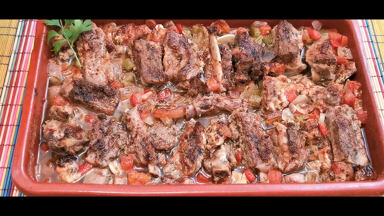 COSTILLAS DE CERDO CON SALCHICHAS Y PANCETA