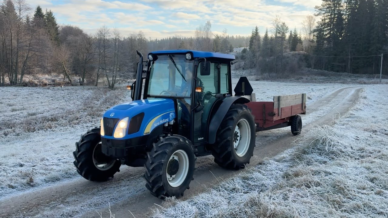 K&ouml;p Traktor New Holland T4020 med vagn p&aring; Klaravik